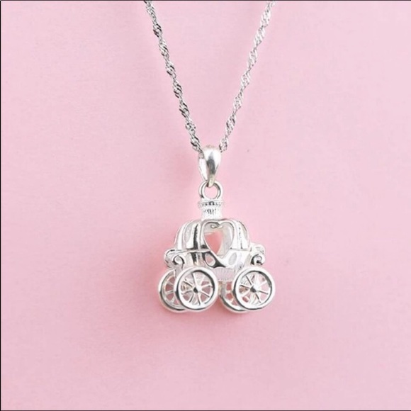 🌸BLOW OUT 🌸Cinderella’s carriage necklace - Picture 4 of 8